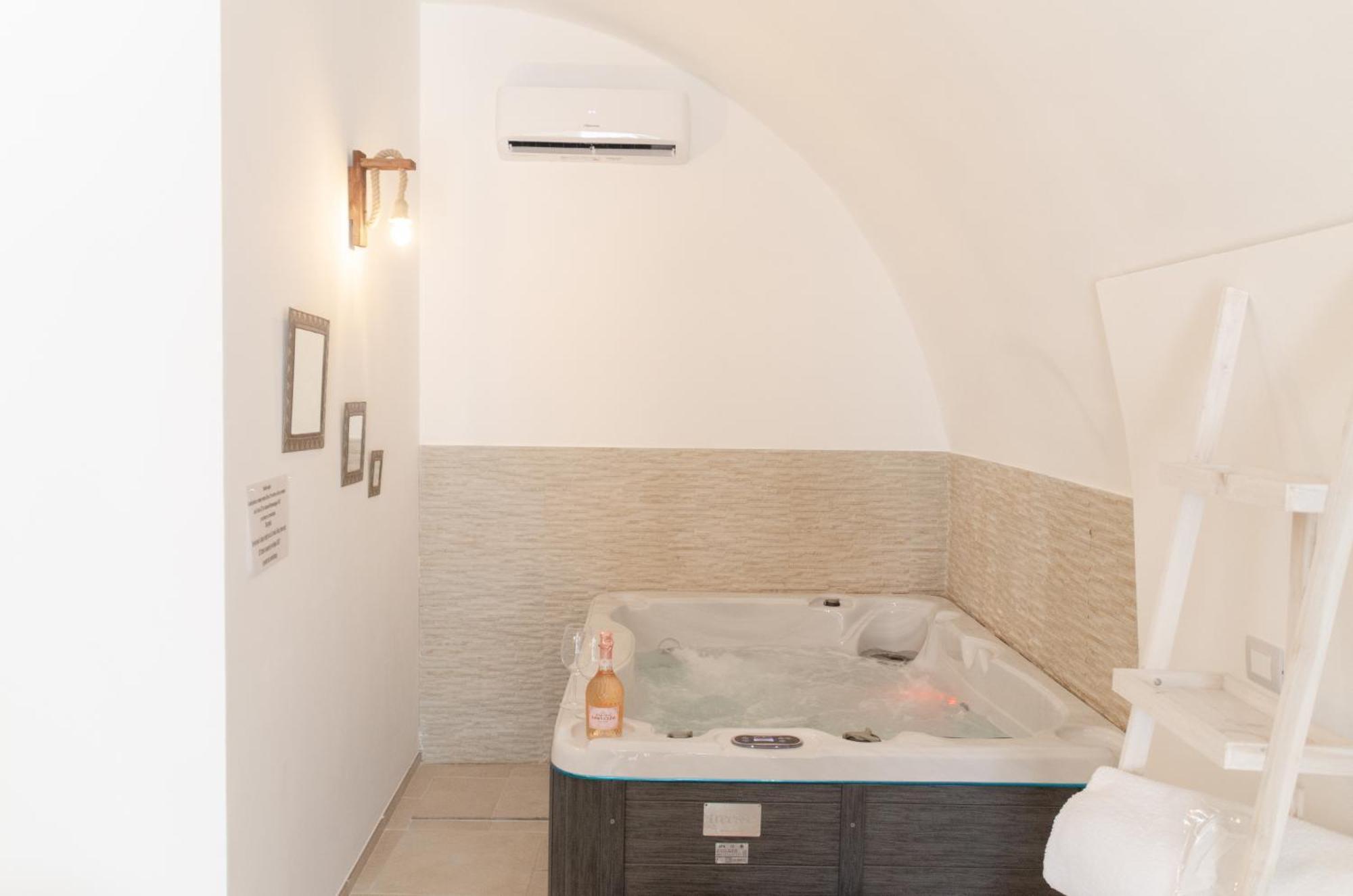 Aca Suite Luxury With Jacuzzi Adelfia Buitenkant foto