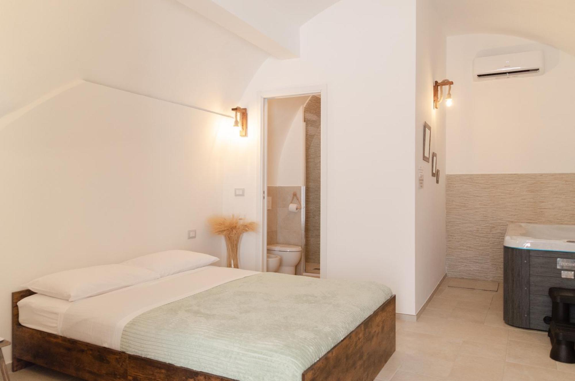 Aca Suite Luxury With Jacuzzi Adelfia Buitenkant foto