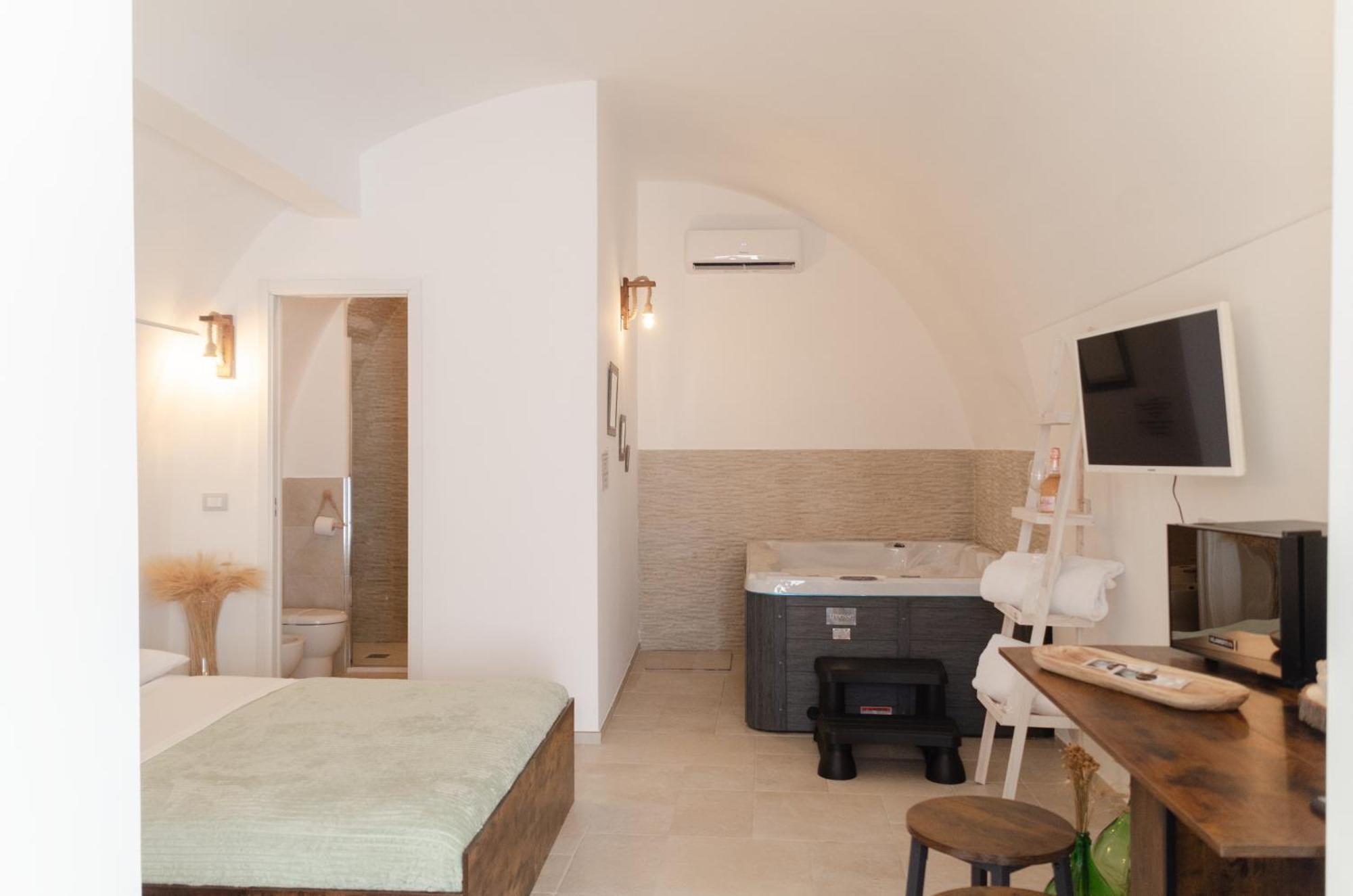 Aca Suite Luxury With Jacuzzi Adelfia Buitenkant foto